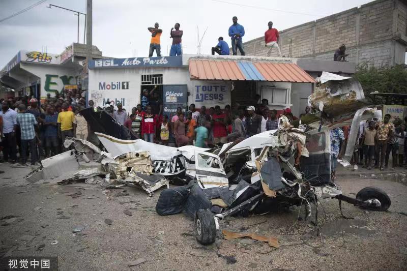 小型飞机坠毁在海地首都繁忙街区，造成至少六人死亡上龙