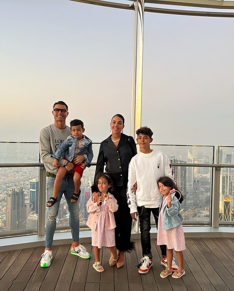 抱着新生女儿好幸福,乔治娜不忘秀性感_腾讯新闻