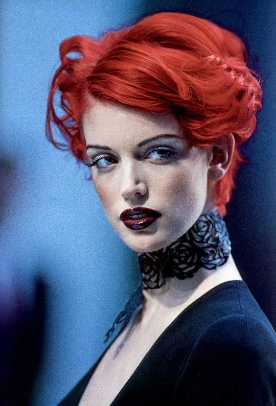 她被称90年代Grunge女王，一头红发惊艳时尚界，巅峰却退圈种菜…-家庭网