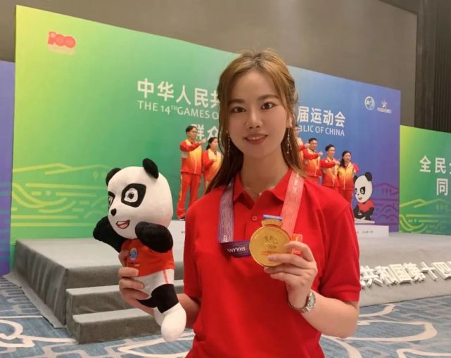 并成为当时年龄最小的象棋国家大师……90后瑞安姑娘梁妍婷从小与象棋