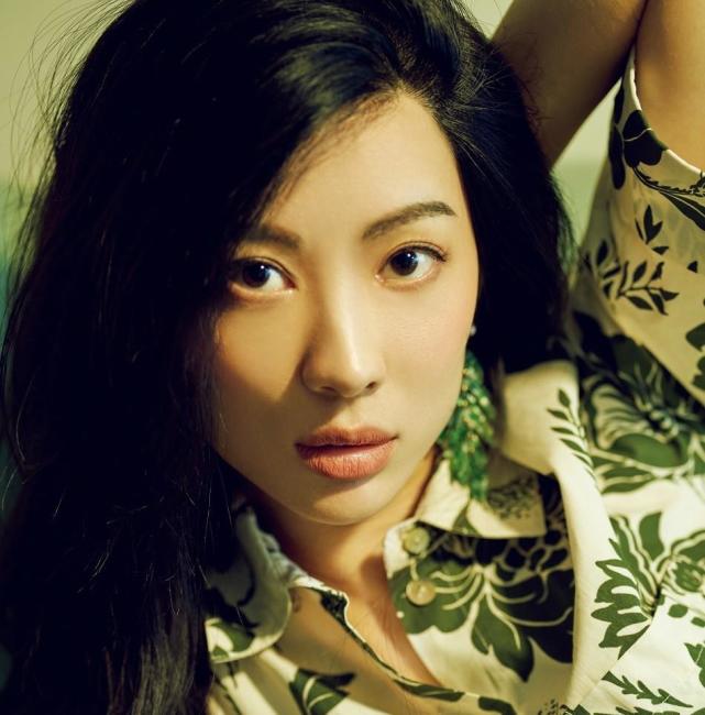 童苡萱在这段视频中,童苡萱和同剧组的另外一位女演员郭艳玩得畅快