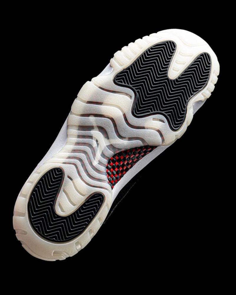 苦等七年的大魔王aj11明早发售抢先开箱上脚怎么穿都帅