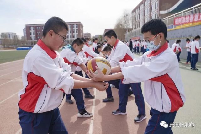 康巴什区第三中学是一所刚刚起步但迅速成长的年轻学校.