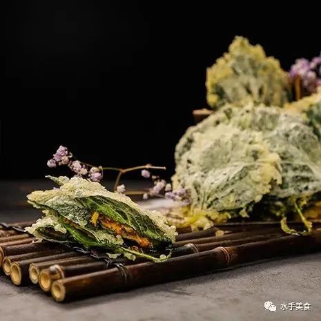 上菜时跟紫苏叶包裹食用.