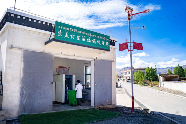 "江孜县年堆乡索盖村村民普顿珠高兴地说道.