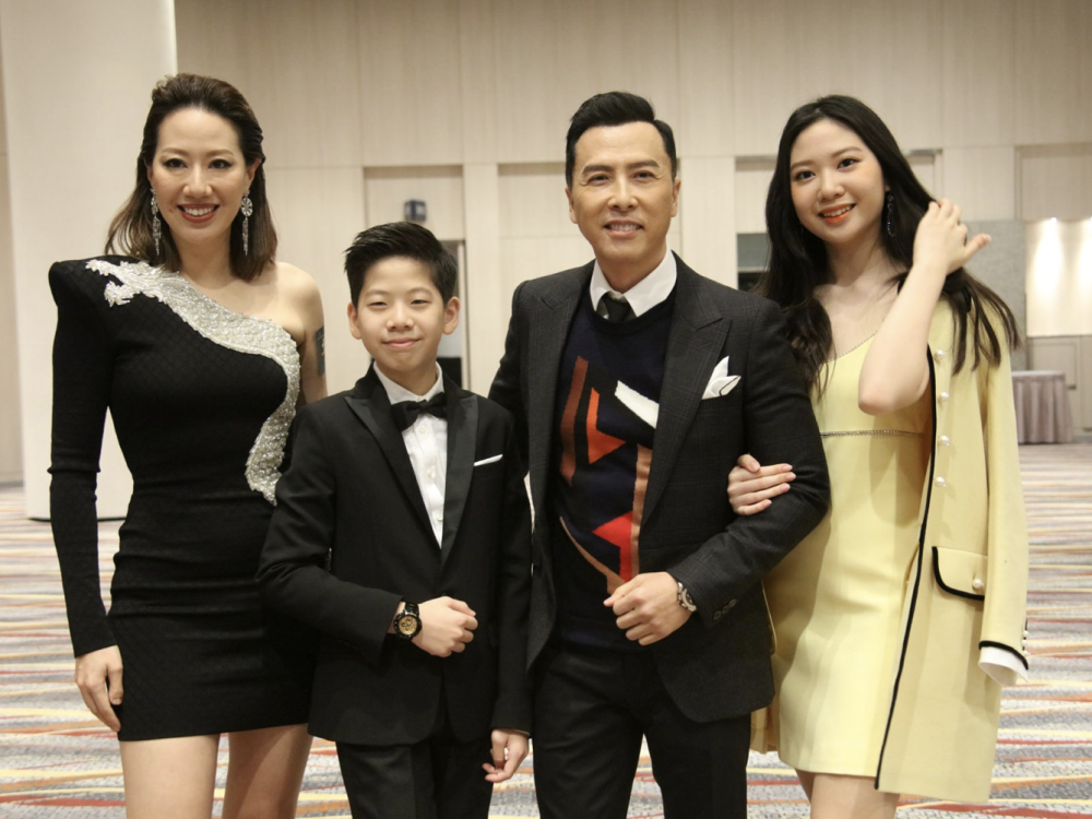 甄子丹为妻子庆祝生日一家四口合照很温馨18岁女儿身材高挑抢镜