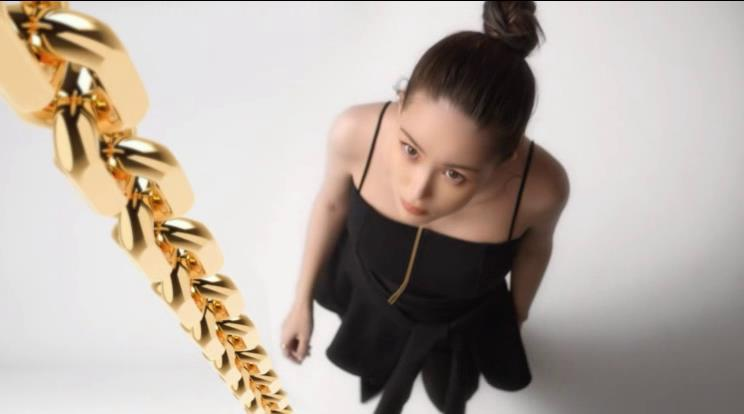 昆凌为赚奶粉钱也太拼了吧挺孕肚拍广告徒手爬铁链倍显吃力