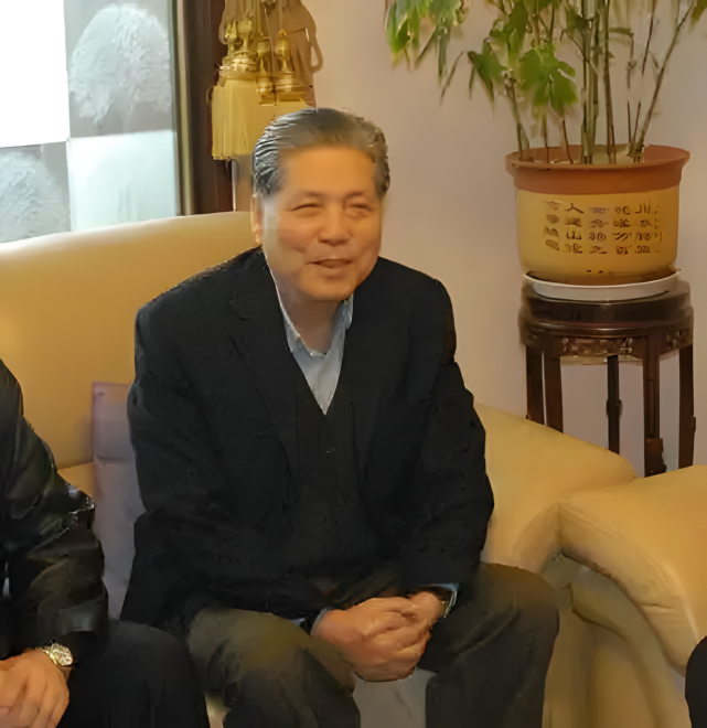 些蹊跷,于是,在得到上级的许可后,他将这个情况向老师陈世贤做了汇报