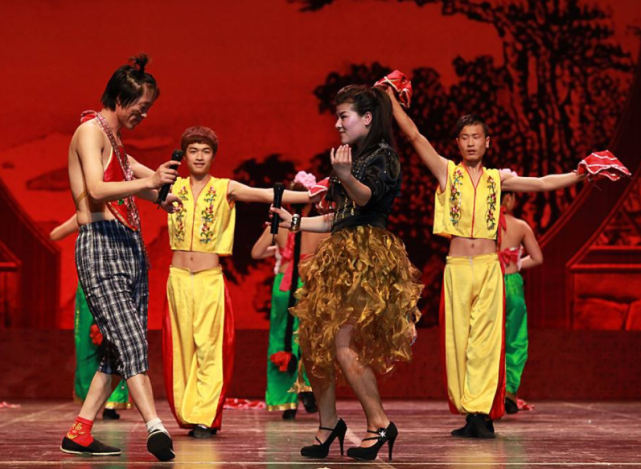 可当时的二人转发展并不健康,演员们都在小剧场或者农村旮旯胡同演出