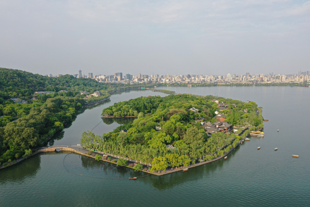 这是杭州西湖景区孤山的景色(4月12日摄,无人机照片).