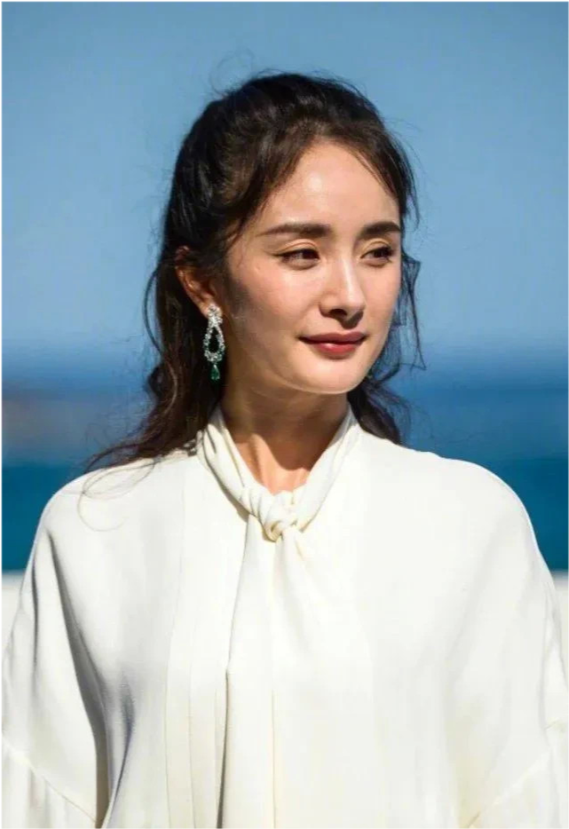 杨幂生图上热搜,法令纹太深,你们觉得呢?