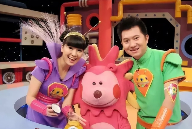 央视红果果晒近况二胎产后半年身材圆润和绿泡泡互相恩爱投喂