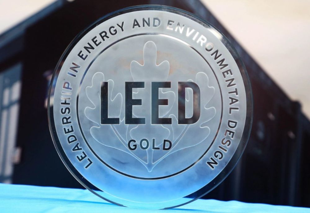 该生产园区的行政大楼去年获得了leed v4金牌认证,大楼完全由太阳能