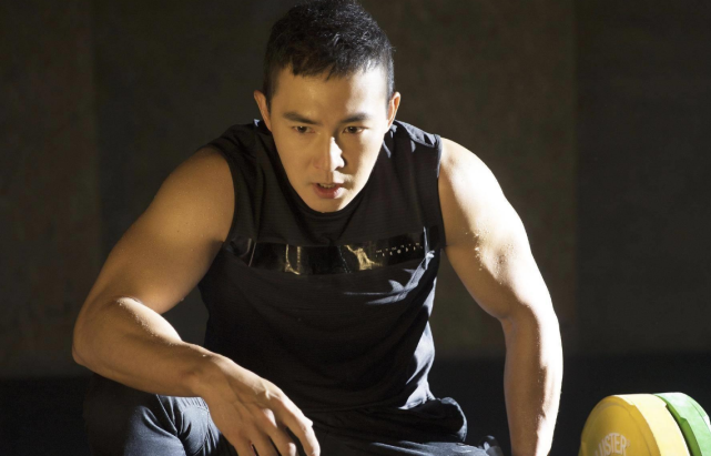 过气男星刘畊宏,带老婆直播健身,却惨遭平台封禁三次?