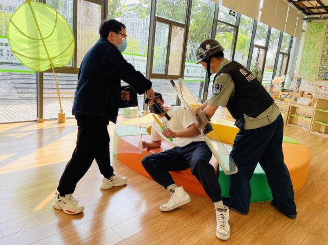 防恐防暴61安全"童"行—树基森林幼儿园开展防暴应急逃生演练活动