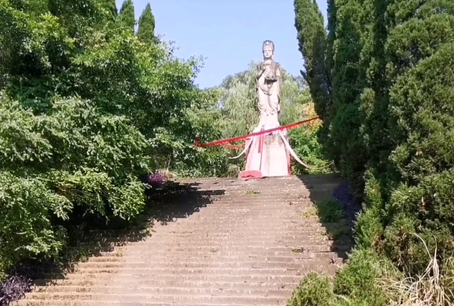 丰都这个创造吉尼斯纪录的世界最大摩崖石刻,门票10块,游客稀少