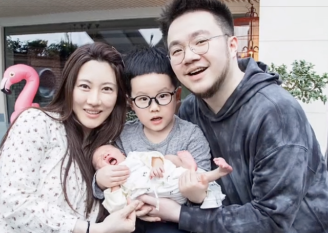 巴图首晒一家4口合照,儿子像妈妈,网友:摆脱英式大饼脸_腾讯新闻