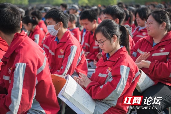 麻阳一中中考表彰会掠影台上的学霸在领奖台下的少年在刷题