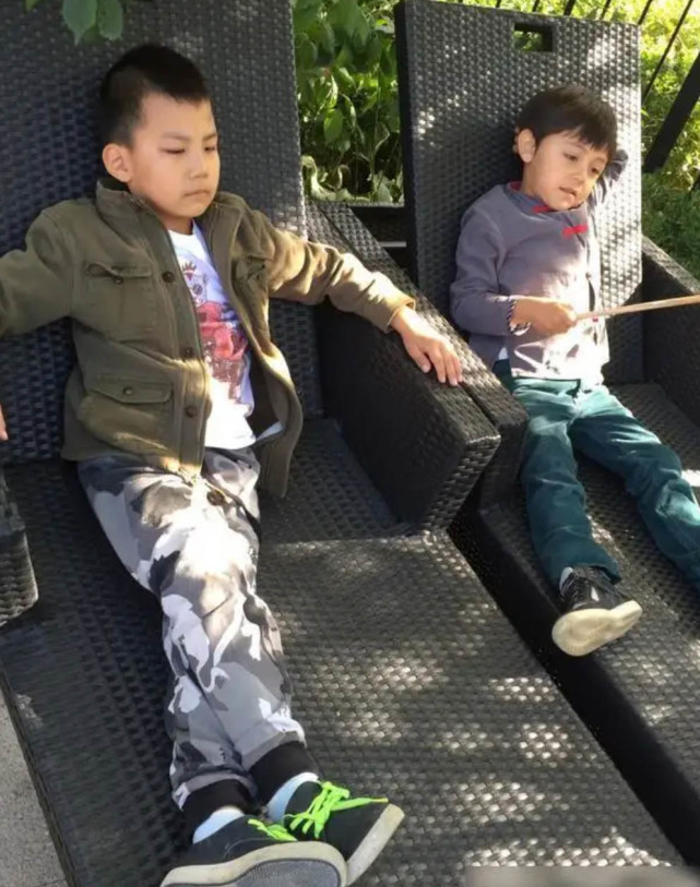 霓娜的五官是越来越像刘烨,而诺一从当年的热情的"法兰西小甜心"变得