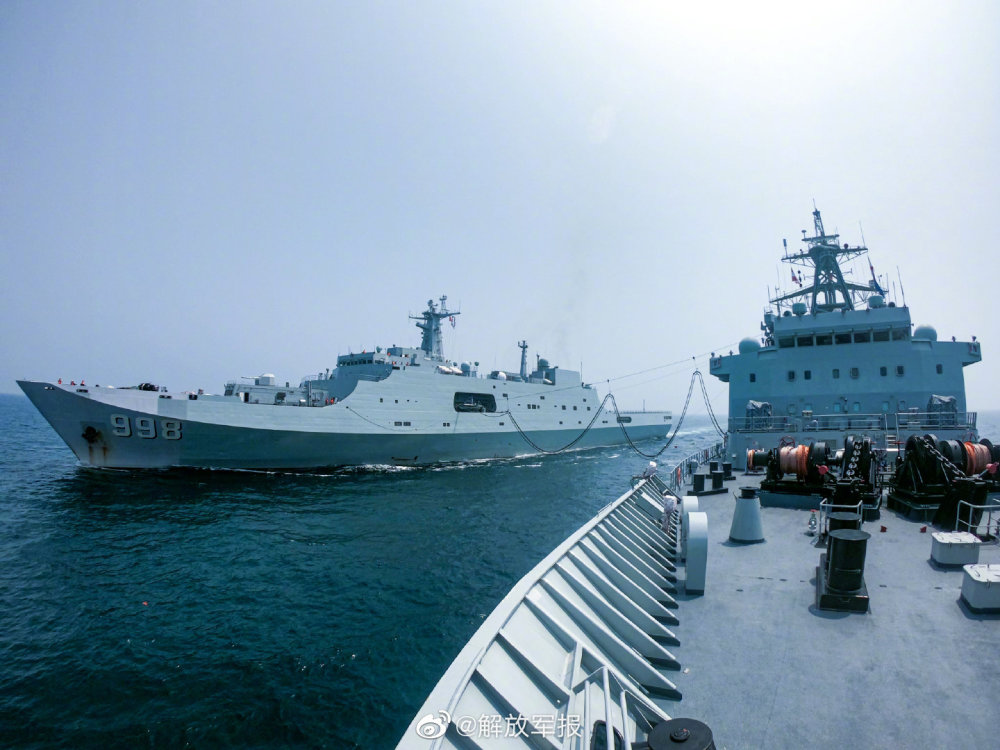 多角度直击军舰海上补给