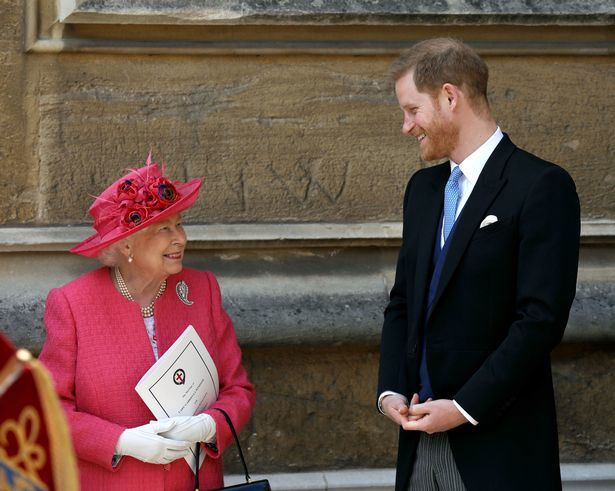 哈里王子坚信，自己在保护女王，从王室成员和助手都信不过