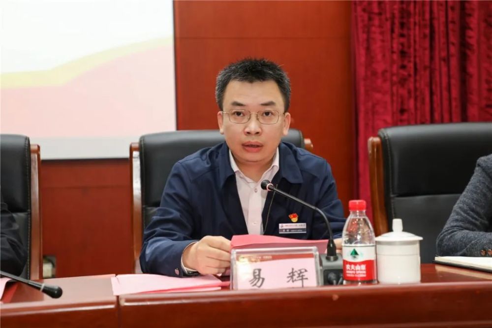 会议由医院党委副书记,院长朱镇华主持.