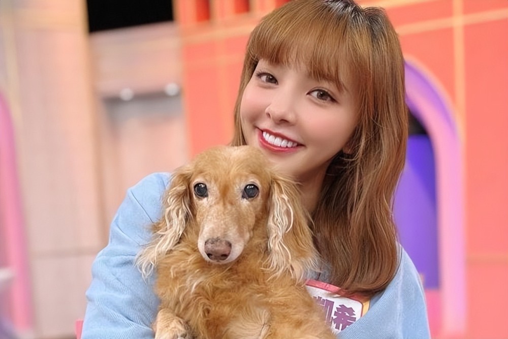 33岁的徐凯希(本名徐宛铃)22日承认确诊新冠,作为《女人我最大》的