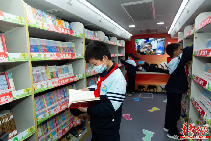 流动图书车揭牌,车上配备3000多册图书,书籍涵盖红色文献,童话,科普