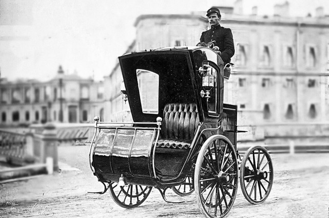 早在1899年俄罗斯就发明了第一辆电动汽车