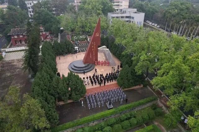 授旗啟動儀式上,張國旺代表市四套班子,漳州軍分區向中國工農紅軍東路