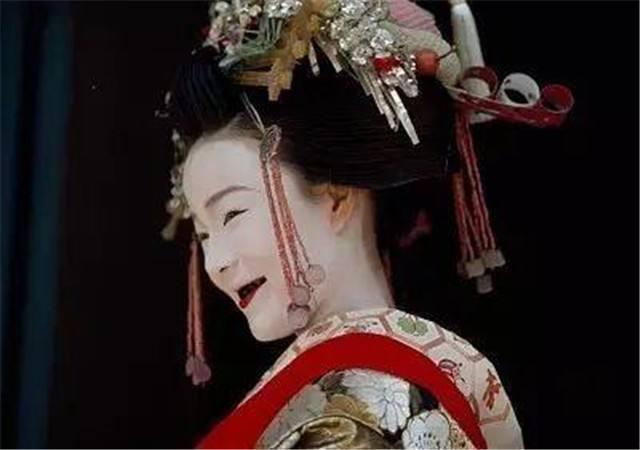 日本战国时代,妇女的牙为什么要涂成黑色?就没有人觉得很丑吗?