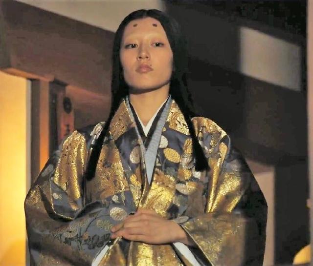 日本战国时代,妇女的牙为什么要涂成黑色?就没有人觉得很丑吗?