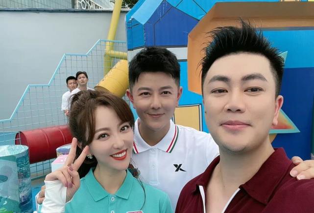 余声和老公魏鹏相识21年才结婚,余声进入安徽卫视工作到现在有12年,想