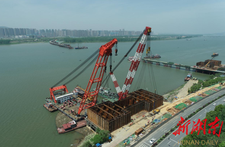 长沙兴联路大通道项目首节哑铃型双壁钢套箱围堰顺利下水