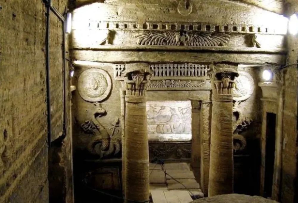 几个世纪的著名陵墓,也曾吸引了无数历史名人的拜谒,这其中既有凯撒