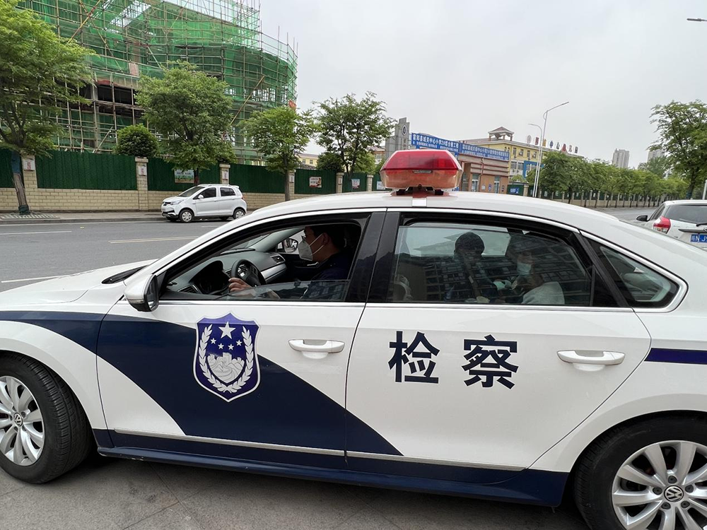 紧急求助霍邱检察警车秒变救护车