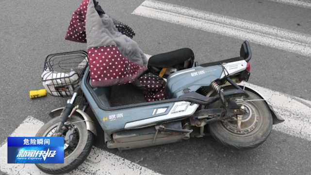 【危险瞬间】拐弯轿车撞上直行电动车 幸好骑车人戴了头盔