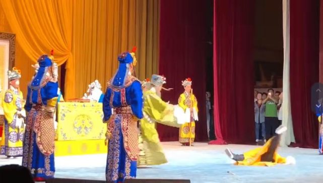 郭德纲近况曝光,发布表演"僵尸倒"片段视频,站立向后倒引观众惊呼