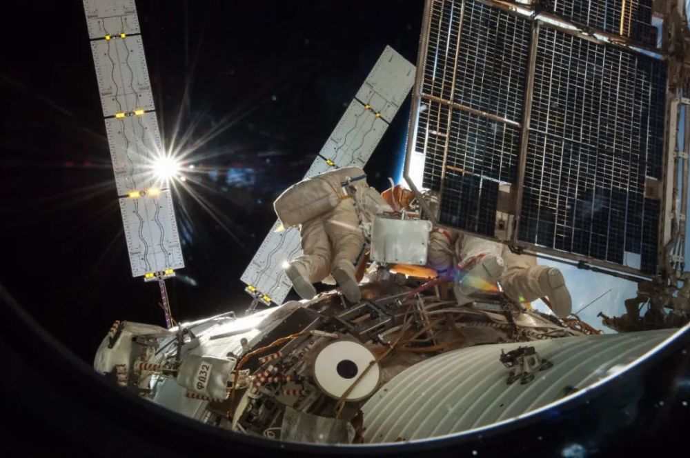 国际空间站宇航员太空行走，镜头显示白色小物体，可能是什么？