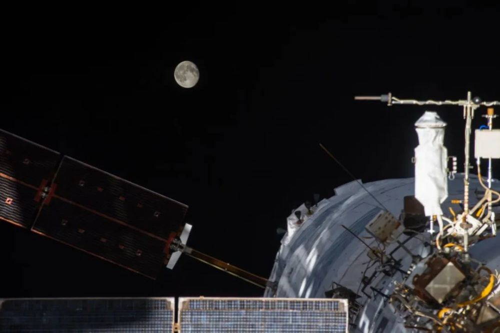 国际空间站宇航员太空行走，镜头显示白色小物体，可能是什么？课本的英语怎么读