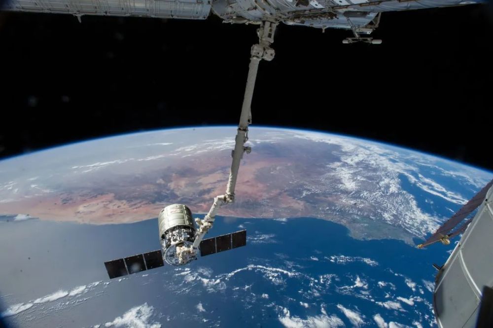 国际空间站宇航员太空行走，镜头显示白色小物体，可能是什么？
