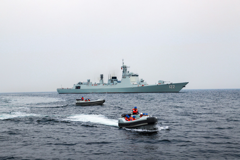 北部战区海军某驱逐舰支队组织海上实战化训练,唐山舰派小艇前出支援"