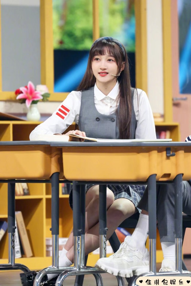 关晓彤晒被淋湿的狼狈照,网友回复:想跟王牌班小学妹儿做同桌!