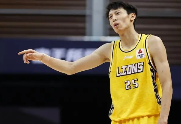 广厦队后卫球员赵岩昊