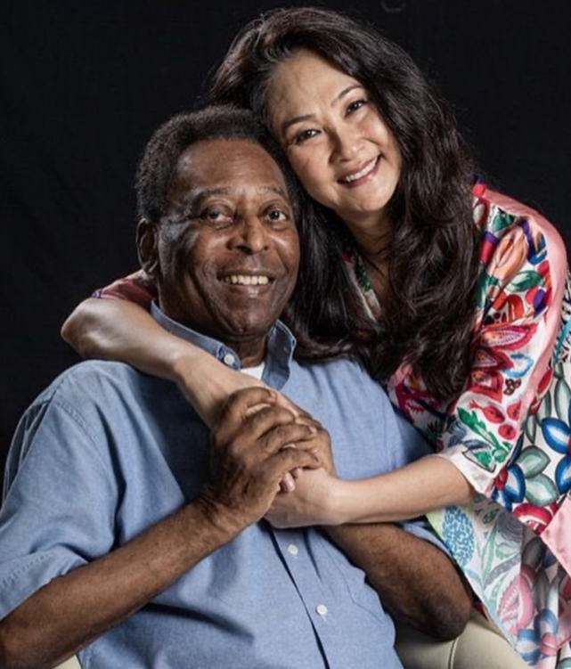 81岁球王贝利晒与日本老婆合照,第三任妻子比他小32岁_腾讯新闻