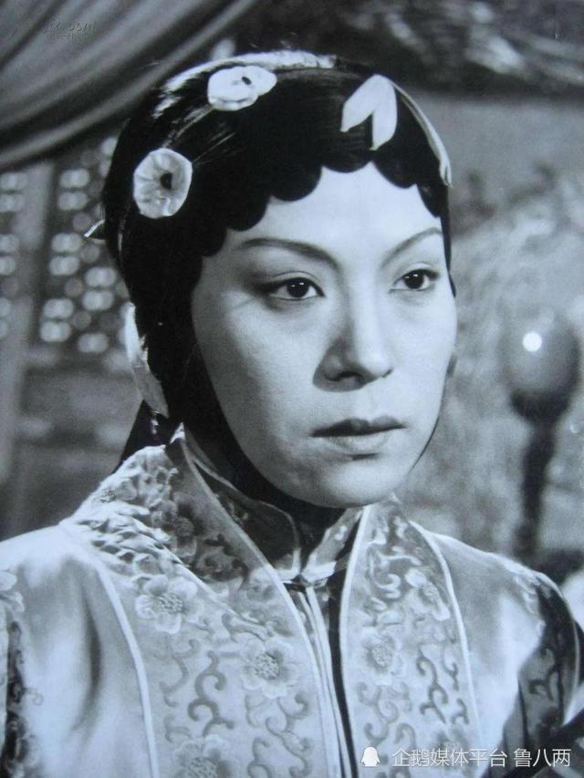 死后的小白玉霜手心里写着一行字:我没有文化,你们还要欺负我