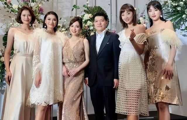 安徽卫视一姐周群接班人嫁入豪门常秀恩爱却因丈夫丑闻上热搜