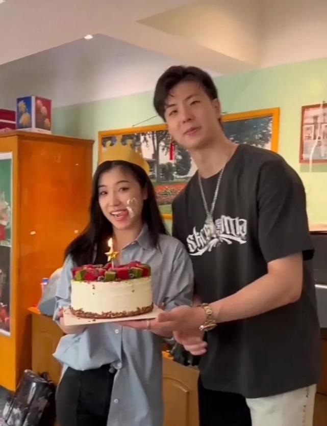 好幸福王诗玥生日柳鑫宇陪在身边亲手为诗玥点亮生日蜡烛