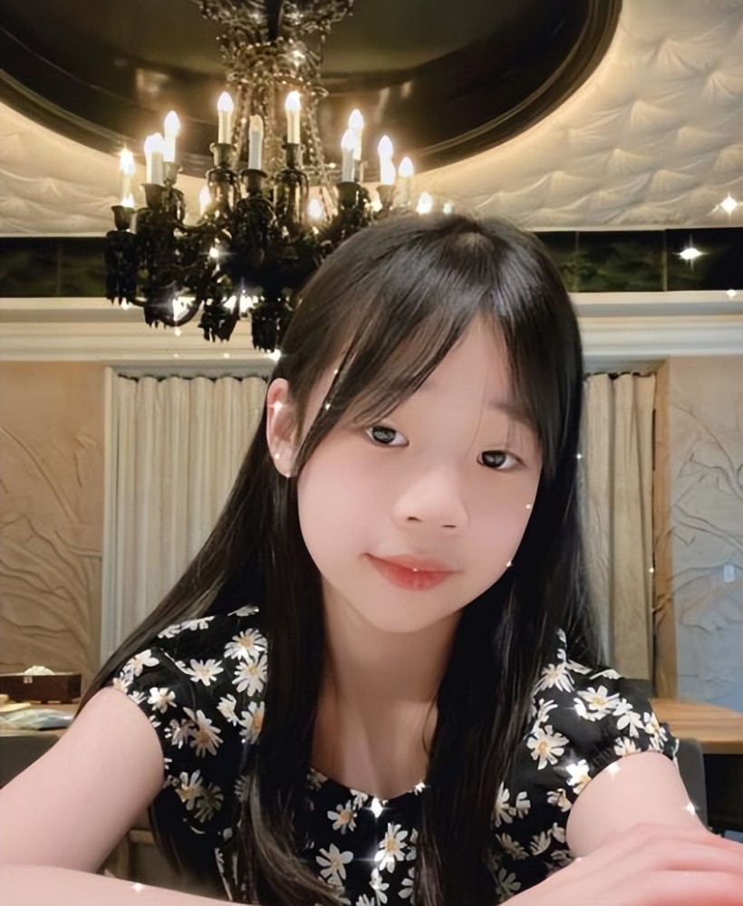 许老三(许曦恩)在个人账号露面了,然后分享自己比较有趣的可爱照片