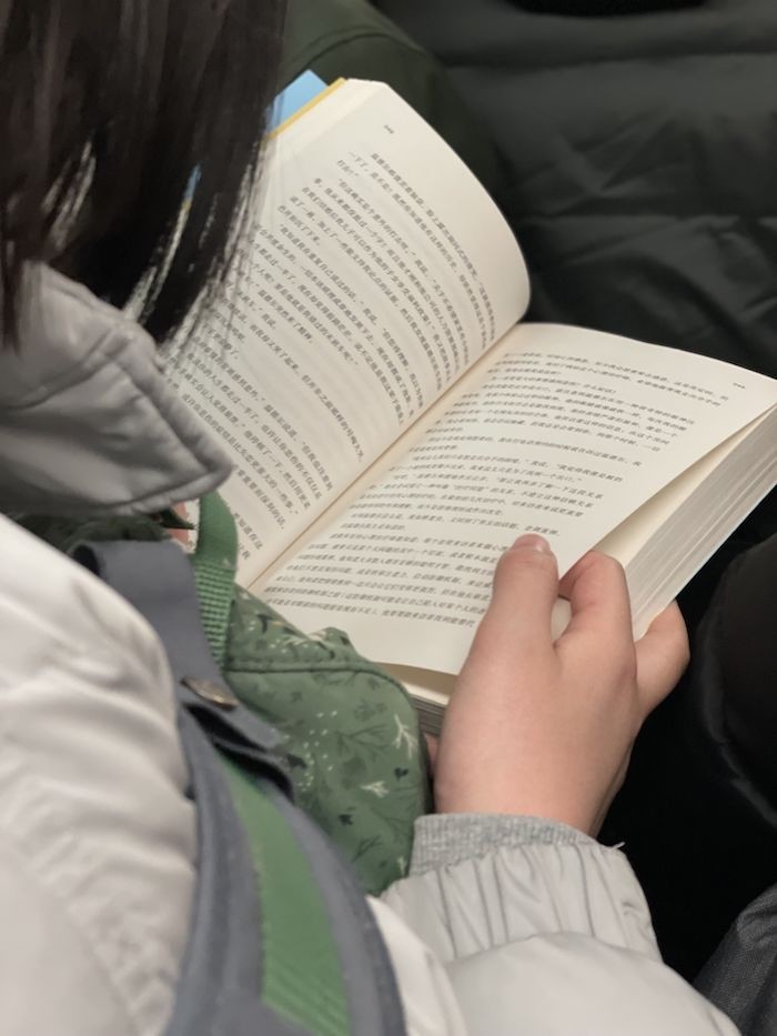 拍北京地铁上的读书人第四年流量时代的阅读选择